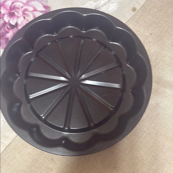 Non-Stick Black flower-shaped Fluted Cake Pan - Picture 1 of 5